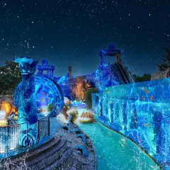 Un'emozionante nuova gardaland attrazione 2026: un viaggio acquatico tra colonne illuminate, cascate e creature marine, sotto un cielo stellato.
