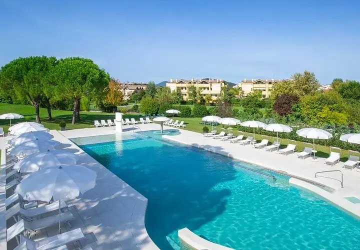 Scopri Hotel Smeraldo Abano: Cure SSN, piscine e relax garantito