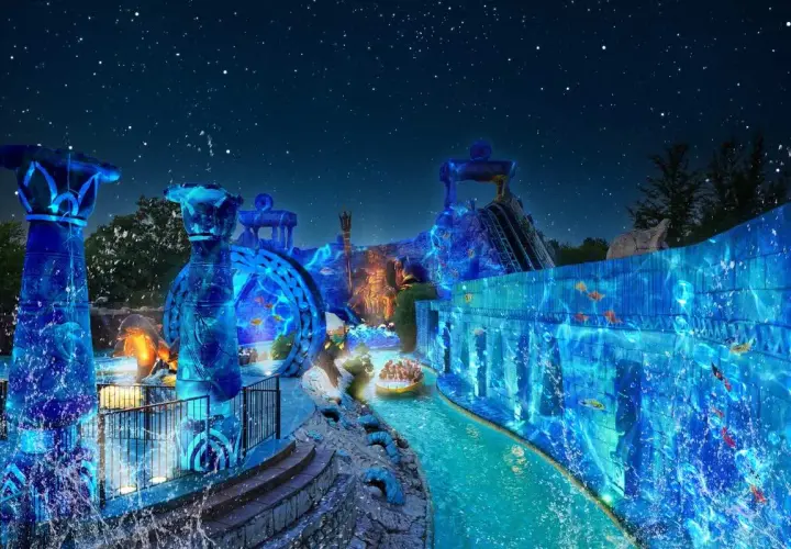 Un'emozionante nuova gardaland attrazione 2026: un viaggio acquatico tra colonne illuminate, cascate e creature marine, sotto un cielo stellato.