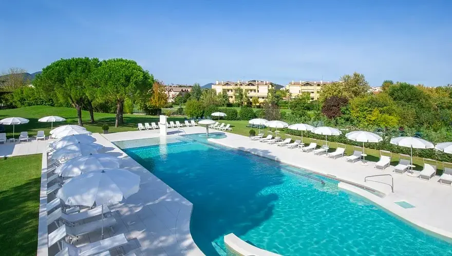 Scopri Hotel Smeraldo Abano: Cure SSN, piscine e relax garantito