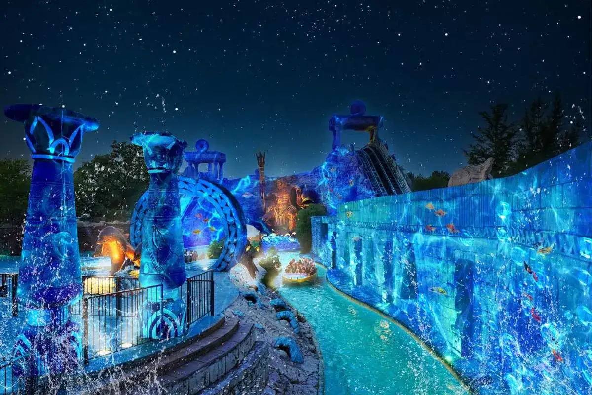 La nuova gardaland attrazione 2026, un'avventura acquatica notturna tra colonne illuminate, cascate e pesci colorati.